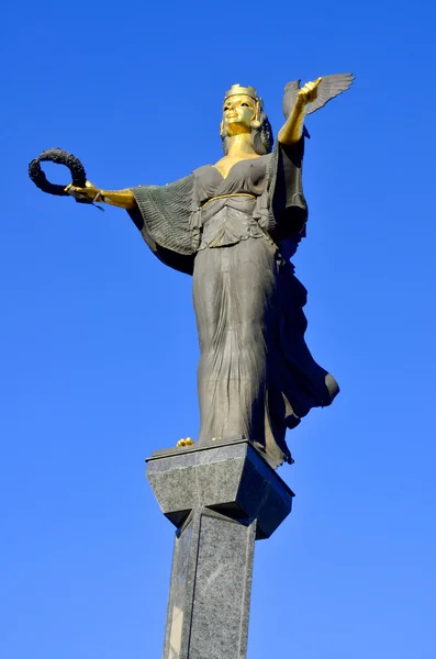 Frau Statue Auf Himmelshintergrund — Stockfoto