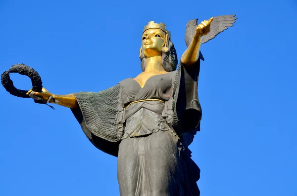 Frau Statue Auf Himmelshintergrund — Stockfoto