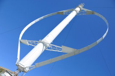 CAP CHAT, QUEBEC, CANADA-AUGust 25: Dünyanın en büyük dikey rüzgar türbini 25 Ağustos 2012, Cap Chat Quebec Canada. Rüzgar, Quebec 'in enerji kaynağının önemli bir parçası haline geliyor..