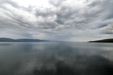 Denizin üzerinde güzel bulutlar.