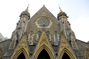 Gökyüzü arka planında eski bir ortaçağ binası