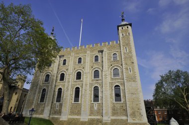 Majesteleri 'nin Kraliyet Sarayı ve Kalesi, daha çok bilinen adıyla Londra Kulesi, İngiltere' nin orta kesimindeki Thames Nehri 'nin kuzey kıyısında bulunan tarihi bir kaledir..