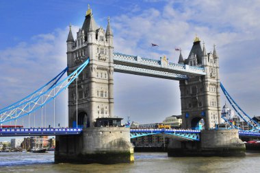 London, Büyük Britanya - 18 Mayıs 2014. Tower Bridge tarihi binaları, tekneler ve insanlar ile Londra'da Thames Nehri üzerinde.