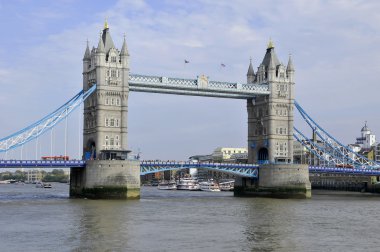 London, Büyük Britanya - 18 Mayıs 2014. Tower Bridge tarihi binaları, tekneler ve insanlar ile Londra'da Thames Nehri üzerinde.