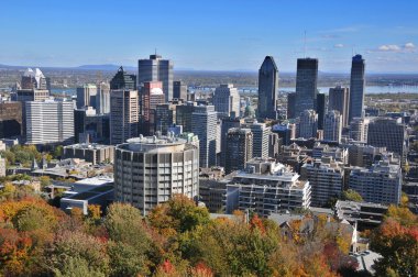 Montreal - 08 Ekim 2012 'de Montreal' de Kondiaronk Belvedere Mount Royal 'den şehrin manzarası. Quebec eyaletinin en büyük şehri ve Kanada 'nın ikinci şehridir.