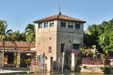 Tropikal şehirde eski bir taş bina