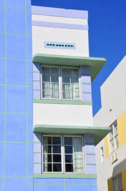 MIAMI SOUTH BEACH FLORIDA, ABD - 29 Ekim 2012 Miami Beach, Florida 'daki okyanus taşıma binaları. Güney Sahili 'ndeki Art Deco mimarisi Miami' nin en önemli turistik yerlerinden biridir..