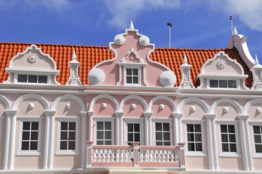 Tipik Hollandalı tasarım mimarisi. Oranjestad 'ın merkez meydanı Aruba Karayipler' in rüzgarlı adalarına doğru daha az Antiller Batı Hint Adaları 'na uzanıyor.