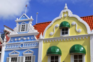 Tipik Hollandalı tasarım mimarisi. Oranjestad 'ın merkez meydanı Aruba Karayipler' in rüzgarlı adalarına doğru daha az Antiller Batı Hint Adaları 'na uzanıyor.