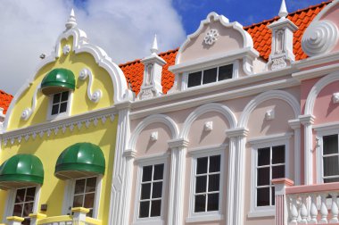 Tipik Hollandalı tasarım mimarisi. Oranjestad 'ın merkez meydanı Aruba Karayipler' in rüzgarlı adalarına doğru daha az Antiller Batı Hint Adaları 'na uzanıyor.