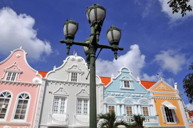 Tipik Hollandalı tasarım mimarisi. Oranjestad 'ın merkez meydanı Aruba Karayipler' in rüzgarlı adalarına doğru daha az Antiller Batı Hint Adaları 'na uzanıyor.