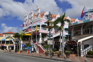 Tipik Hollandalı tasarım mimarisi. Oranjestad 'ın merkez meydanı Aruba Karayipler' in rüzgarlı adalarına doğru daha az Antiller Batı Hint Adaları 'na uzanıyor.