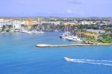Oranjestad limanı, Aruba şu anda ana ticari liman, adanın güney-batı ucunda yer almaktadır.