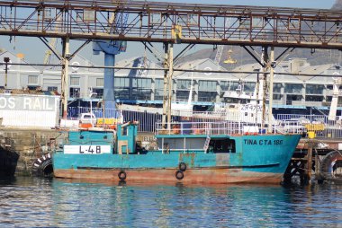 Eski teknelerle sanayi limanı