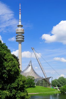 Münih, Almanya. Olimpiyatlar toplam 291 metre yüksekliğe ve 52.500 ton ağırlığa sahiptir. 190 m yüksekliğinde bir gözlem platformunun yanı sıra küçük bir rock and roll müzesi bulunuyor..