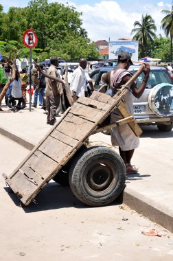 ZANZIBAR, TANZANIA-NOV. 24. 24: Tanzanya 'nın Zanzibar kentinde 24 Kasım 2011' de kimliği belirsiz bir sokak satıcısı taze ekmek satıyor. UNICEF 'e göre, Tanzanya' nın 2007 yılındaki brüt milli geliri (GNI) 720 TL.