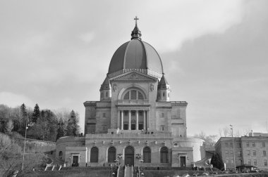 Montreal Kanada Ekim 04: Saint Joseph 's Oratory of Mount Royal, Kanada' nın Quebec kentinde 4 Ekim 2011 tarihinde Montreal, Kanada 'nın batı yamacında kurulmuş bir Roma Katolik bazilikasıdır..