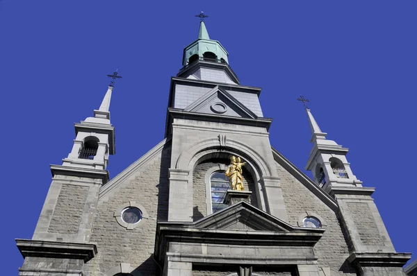 大聖堂と青空 深い青空に対するきれいな白い大聖堂教会 — ストック写真