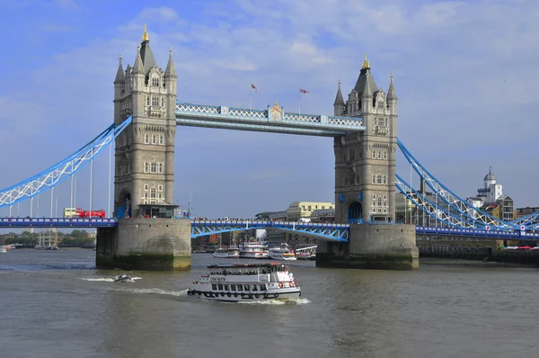 ロンドン イギリス 2014 歴史的な建物 船および人を持つロンドンのテムズ川に架かるタワー ブリッジ — ストック写真
