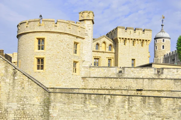女王王宫和要塞 俗称伦敦塔 是位于英国伦敦市中心泰晤士河北岸的一座历史性城堡 — 图库照片