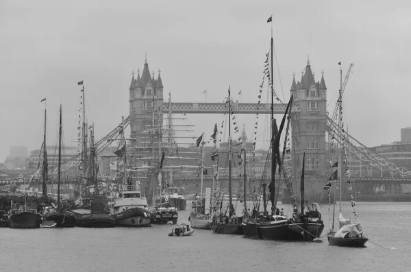 6月1日 为庆祝女王钻石诞辰而装饰有旗帜和饰带的船只 背景为塔桥 June 2012 London — 图库照片