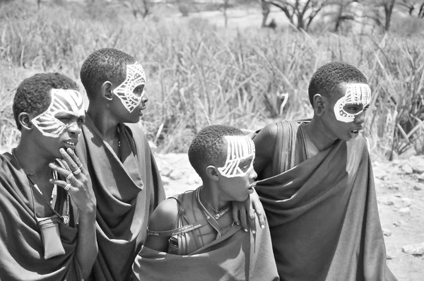 Serengeti Tanzania October Unidentified Young Masai Men Moran Wear Black — Stok fotoğraf