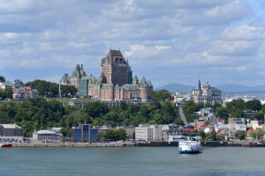 Quebec ve Chateau Frontenac, Quebec, Kanada manzarası. 1980 'lerde Kanada' nın ulusal tarihi bölgesi ilan edildi. Bölge, Aşağı Kanada 'nın İngiliz valilerinin ikametgahıydı..