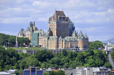 Quebec ve Chateau Frontenac, Quebec, Kanada manzarası. 1980 'lerde Kanada' nın ulusal tarihi bölgesi ilan edildi. Bölge, Aşağı Kanada 'nın İngiliz valilerinin ikametgahıydı..
