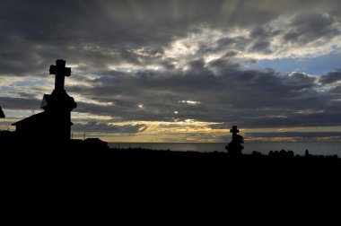 Gün batımında eski mezarlık