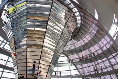 Alman İmparatorluğu Parlamento Binası 'nın Reichstag Kubbesi' nde. 1894 yılında açıldı ve ciddi hasar gördüğü 1933 yılına kadar parlamentoyu barındırdı. 16 Mayıs 2011, Berlin, Almanya
