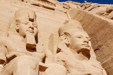 Abu Simbel tapınakları, Güney Mısır, Nubia 'daki Abu Simbel' deki iki büyük kaya tapınağıdır. Kompleks, UNESCO Dünya Mirası Alanı 'nın bir parçasıdır.,
