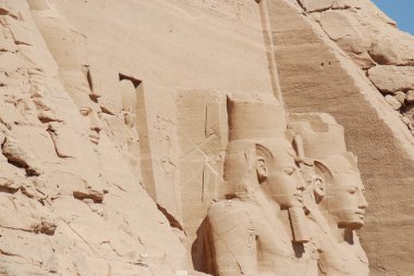Abu Simbel tapınakları, Güney Mısır, Nubia 'daki Abu Simbel' deki iki büyük kaya tapınağıdır. Kompleks, UNESCO Dünya Mirası Alanı 'nın bir parçasıdır.