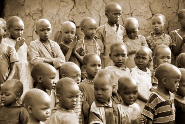 13: Meçhul genç Maasai savaşçılarının portresi Kenya 'nın Masai Mara kentinde 13 Ekim 2011' de çekilen köylerini ziyaret eden misafirlere geleneksel bir şekilde nasıl ateş yakılacağını gösteriyor..