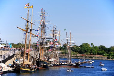 Kahire, Mısır 'ın başkenti, Arap dünyası ve Afrika' nın en büyük şehri ve dünyanın en büyük 16. metropolitan alanıdır.. 