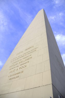 Gökyüzü arka planında uzun heykel
