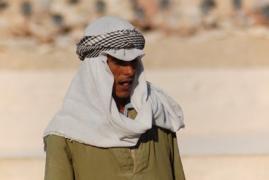 Krallar Vadisi, Mısır- 22 Kasım 2009 'da, Krallar Vadisi, Mısır' da, genellikle Kralların Kapıları Vadisi olarak anılan, mezar kazıları ve gömülü hazineler için kimliği belirsiz bir adam çalışıyor.