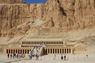 Kraliçe Hatshepsut Morg Tapınağı, Nil 'in batı kıyısındaki Deir el Bahari kayalıklarının altında yer almaktadır. Mısırdaki Krallar Vadisi yakınlarında. Morg tapınağı Tanrı Amon-Ra' ya adanmıştır..