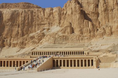 Kraliçe Hatshepsut Morg Tapınağı, Nil 'in batı kıyısındaki Deir el Bahari kayalıklarının altında yer almaktadır. Mısırdaki Krallar Vadisi yakınlarında. Morg tapınağı Tanrı Amon-Ra' ya adanmıştır..