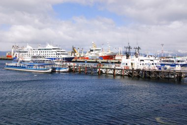 USHUAIA-ARGENTINA NOV. 27: Ushuaia Limanı. 27 Kasım 2011 'de Ushuaia Arjantin' de dünyanın en güneydeki şehri olarak kabul edilir.