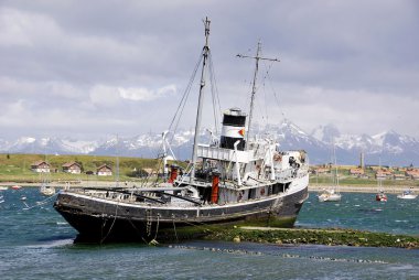 USHUAYA ARGENTINA 29 Kasım 2011 tarihinde Ushuaia, Arjantin 'de Beagle Channel körfezinde eski bir buharlı gemi. Yaygın olarak dünyanın en güneydeki şehri olarak kabul edilir..