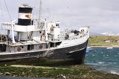 USHUAYA ARGENTINA 29 Kasım 2011 tarihinde Ushuaia, Arjantin 'de Beagle Channel körfezinde eski bir buharlı gemi. Yaygın olarak dünyanın en güneydeki şehri olarak kabul edilir..