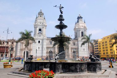 Lima Peru 24 Kasım 2009: 24 Kasım 2009 tarihinde Lima, Peru 'da bulunan Plaza de Armas Katedrali, Lima şehrinin doğduğu yerdir. Lima Tarihi Merkezi 'nde yer almaktadır..