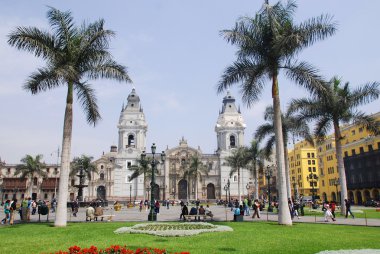 Lima Peru 24 Kasım 2009: 24 Kasım 2009 tarihinde Lima, Peru 'da bulunan Plaza de Armas Katedrali, Lima şehrinin doğduğu yerdir. Lima Tarihi Merkezi 'nde yer almaktadır..