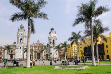 Lima Peru 24 Kasım 2009: 24 Kasım 2009 tarihinde Lima, Peru 'da bulunan Plaza de Armas Katedrali, Lima şehrinin doğduğu yerdir. Lima Tarihi Merkezi 'nde yer almaktadır..