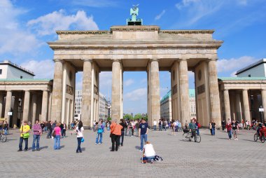 Berlin, Almanya 05: 22 10: Brandenburg Kapısı 18. yüzyıl Berlin 'inde Prusya kralı II. Frederick William' ın emriyle inşa edilmiş bir neoklasik anıttır. Almanya 'nın en bilinen simgelerinden biri.