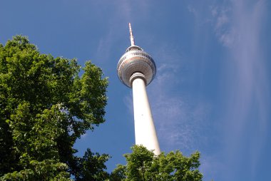 Berlin Almanya 09: 25: Fernsehturm (Televizyon Kulesi) Alexanderplatz 'da bulunmaktadır. Kule 1965 ve 1969 yılları arasında eski Alman Demokratik Cumhuriyeti tarafından inşa edilmiştir.