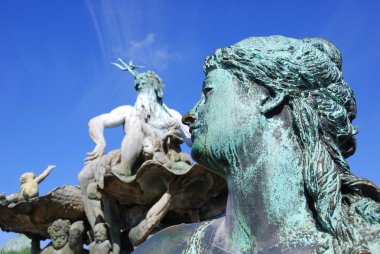 Güneşli bir günde heykel ile güzel bir fondü.