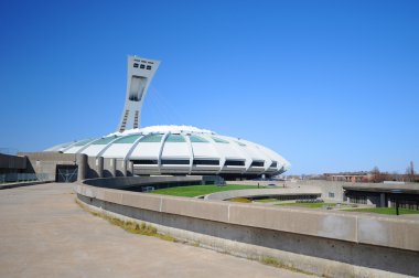 Montreal, Kanada -29.Nisan Montreal Olimpiyat Stadyumu ve kule 29 Nisan 2012. Dünyanın en yüksek eğimli kulesi. Olimpiyat turu 175 metre uzunluğunda ve 45 derecelik açıyla yapılıyor.
