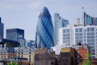 Londra 1 Haziran: Modern 30 St Mary Axe 1 Haziran 2012 'de Londra, Uk' ta. İsviçre Re Binası ya da Gherkin, 1992 yılında geçici Ira tarafından yerleştirilen bir bombayla hasar görmüştür..