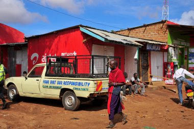 ARUSHA, TANZANIA-OCT 20: 20 Ekim, Arusha, Tanzanya 'daki Arusha köyünde yürüyen tanımlanamayan Masai halkı. Masailer Doğu Afrika 'da Hint Okyanusu' nun yanında Nilotik bir gruptur..